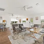 Hot Tub, Fire Pit, Beach Access, Putting Green