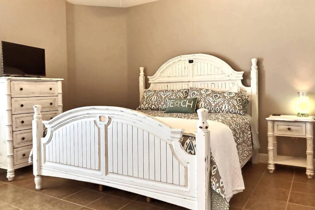 Happy Ours 2200 Sq Ft Corner Beachfront Sleeps 12