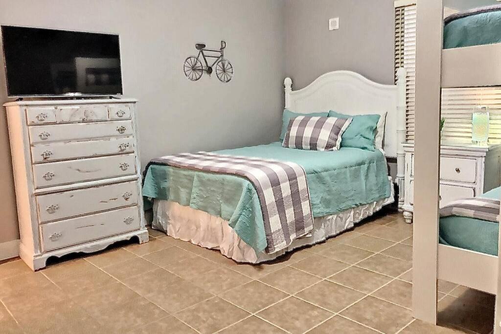 Apartment Happy Ours 2200 Sq Ft Corner Beachfront Sleeps 12