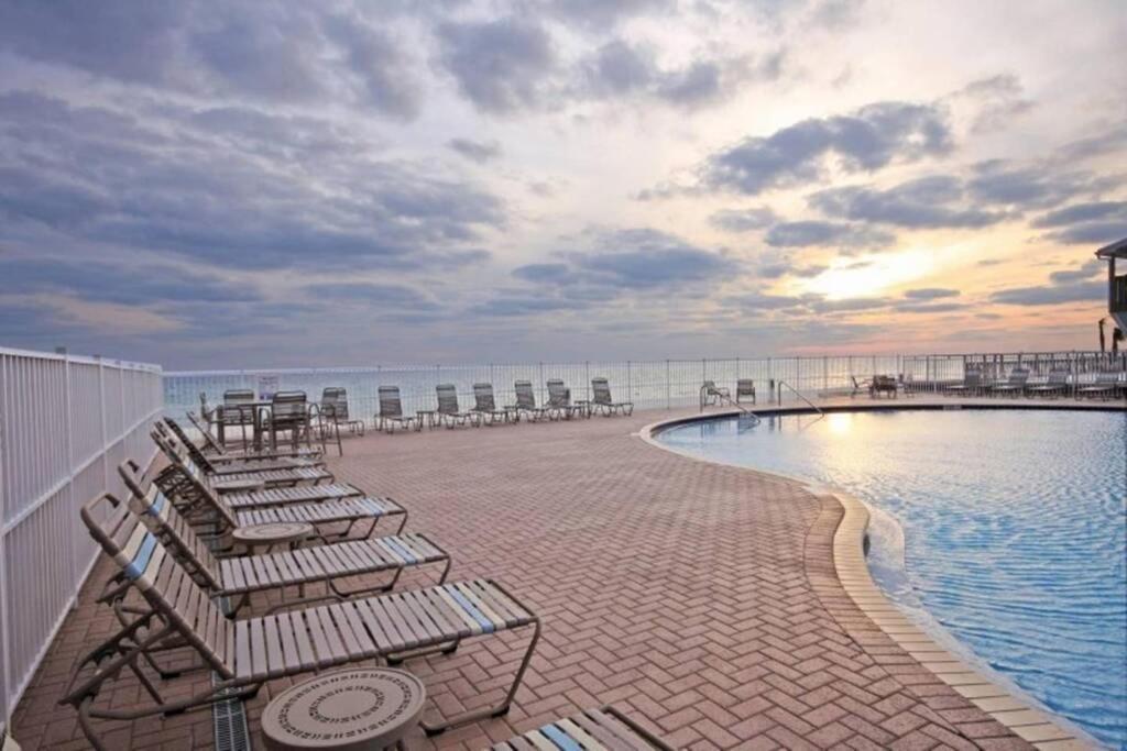 Apartment Happy Ours 2200 Sq Ft Corner Beachfront Sleeps 12