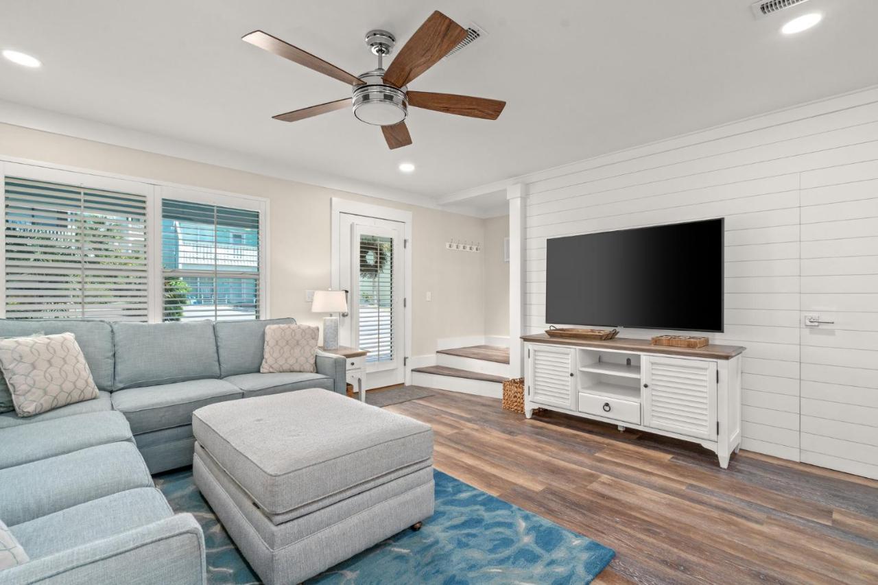 Holiday home 140 Feet To White Sandy Beaches! Newly Renovated! Pool! Grill!