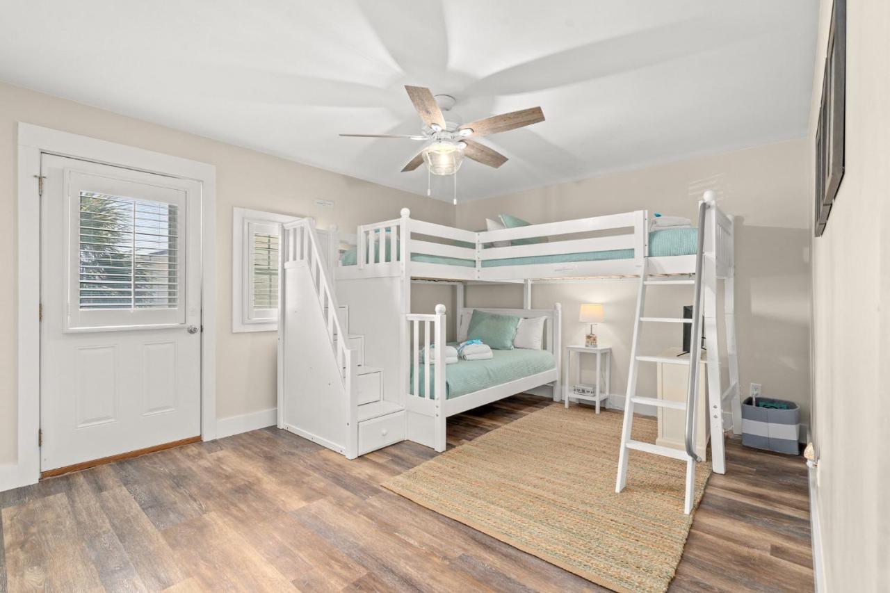 Holiday home 140 Feet To White Sandy Beaches! Newly Renovated! Pool! Grill!
