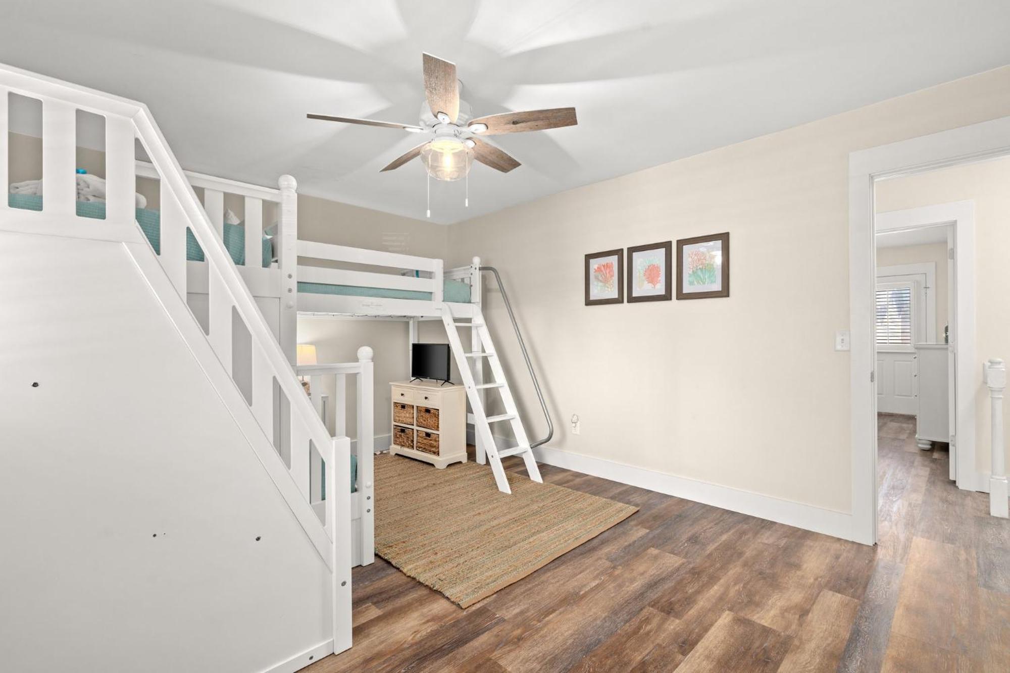 Holiday home 140 Feet To White Sandy Beaches! Newly Renovated! Pool! Grill! Panama City Beach
