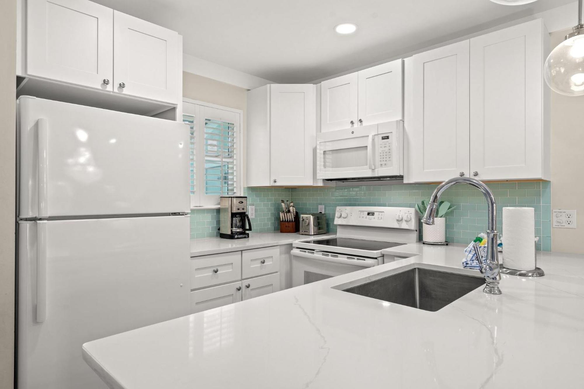 140 Feet To White Sandy Beaches! Newly Renovated! Pool! Grill! Holiday home *