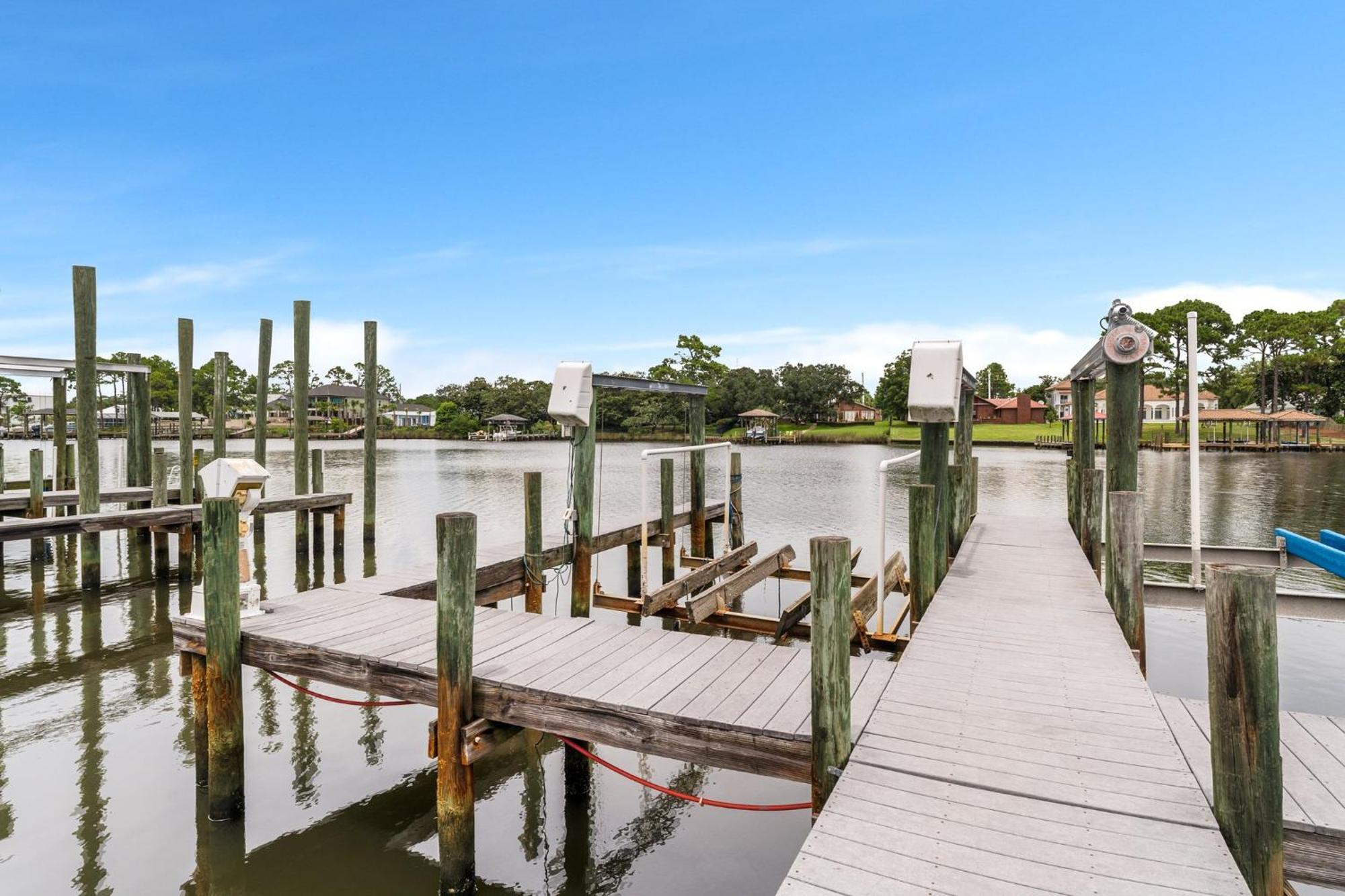 Bay Getaway! Bayfront 4br 4ba House Sleeps 12 Private Pool Boat Dock Holiday home
