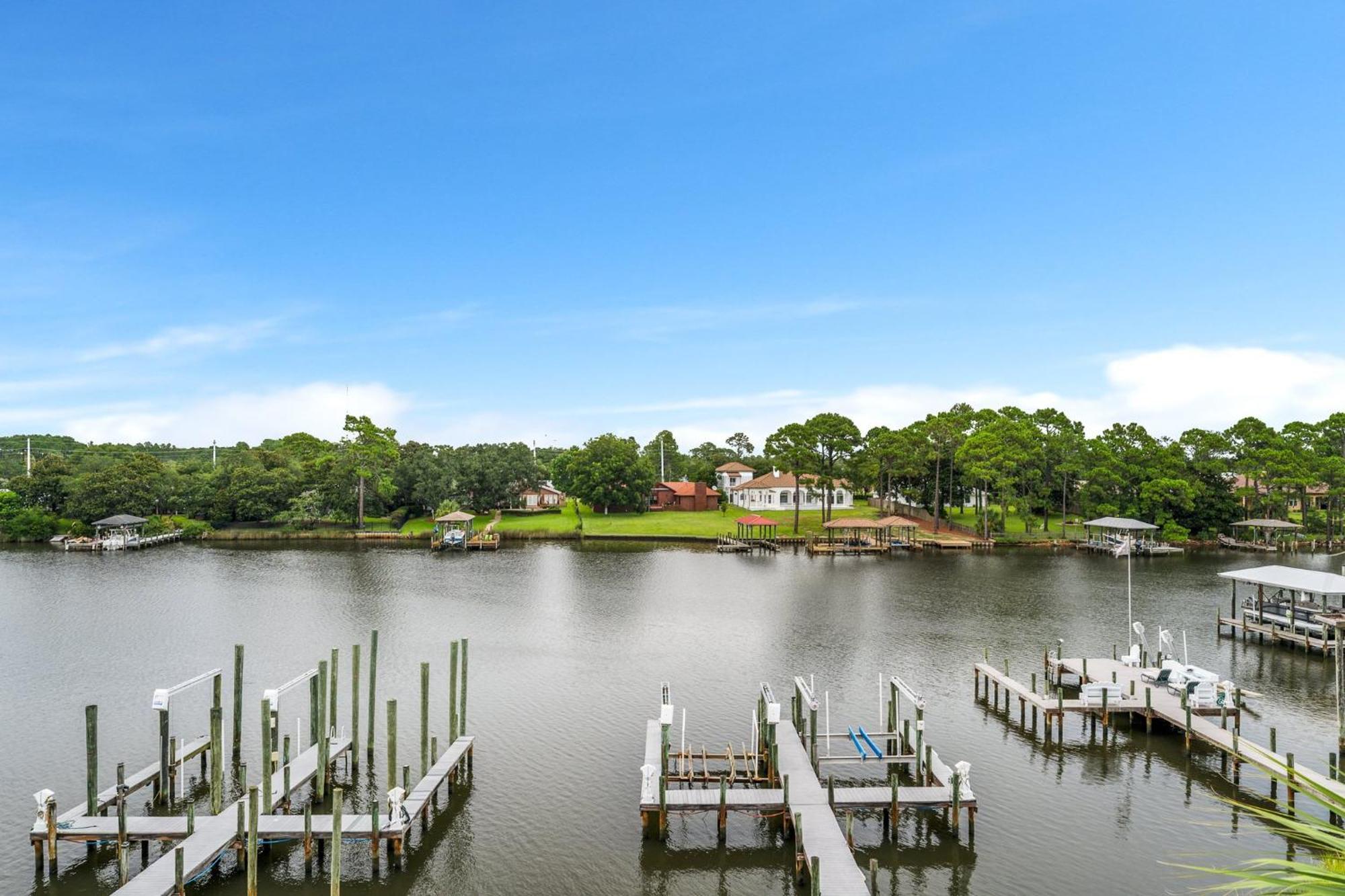 Bay Getaway! Bayfront 4br 4ba House Sleeps 12 Private Pool Boat Dock Holiday home