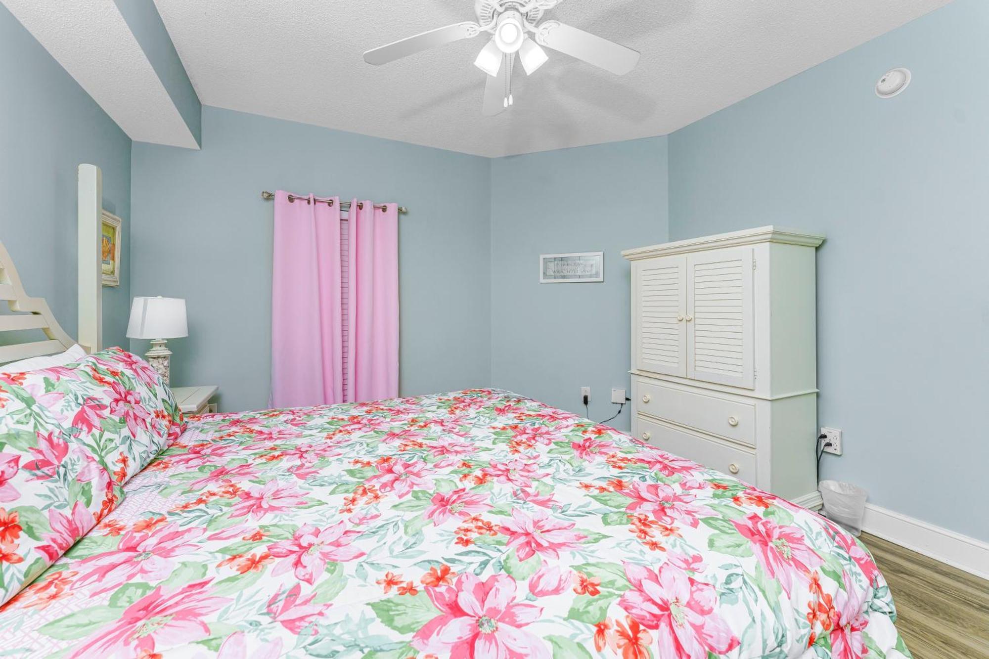Majestic #1502-1 By Book That Holiday home