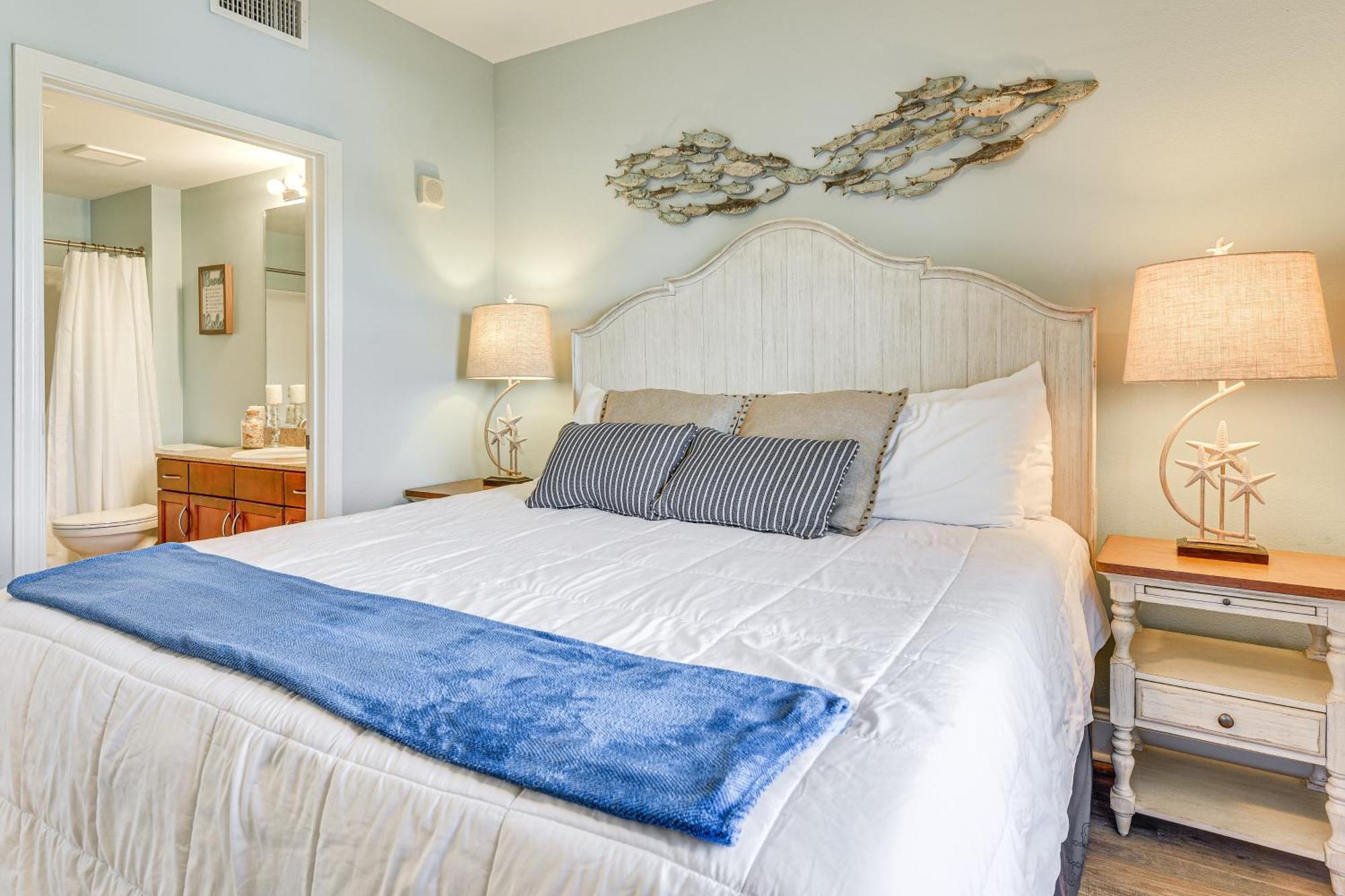 Ocean Oasis Pcb With Balcony And Views!