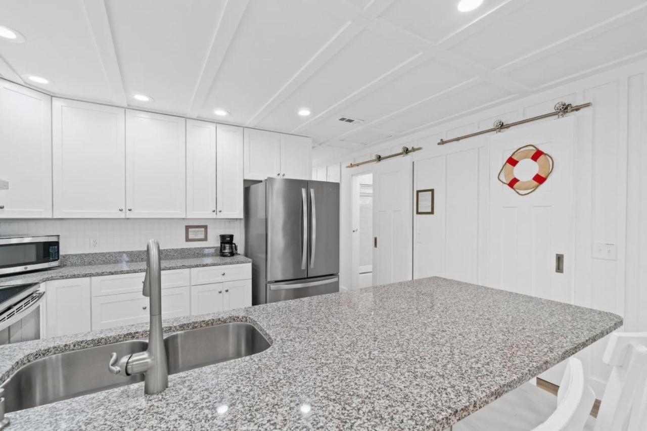 Buoy Friend Duplex In Pcb Holiday home