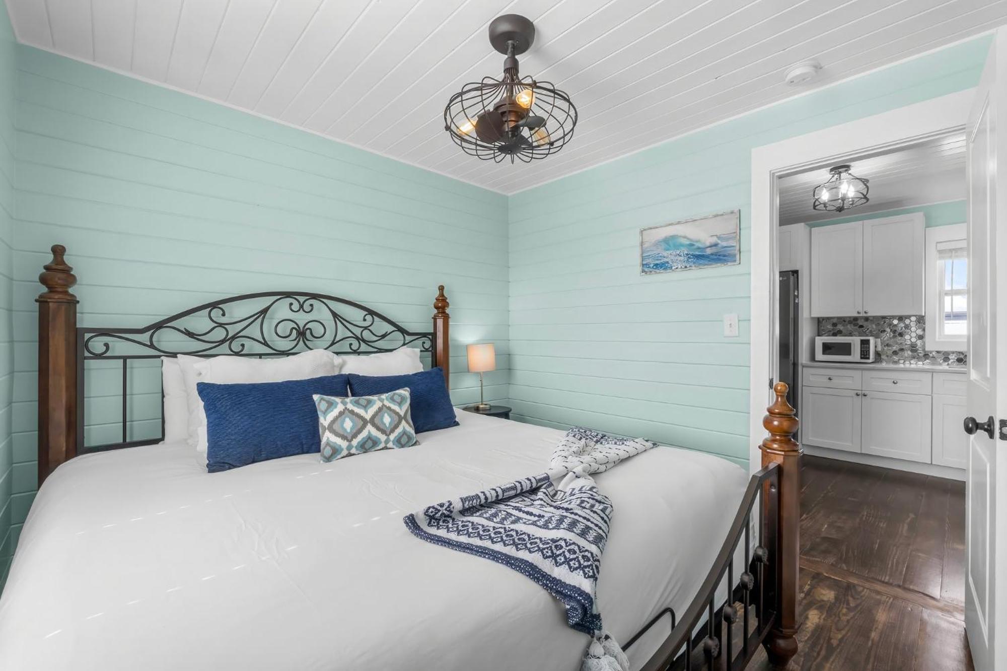 Two Bedroom House With Private Parking, Outdoor Shower And