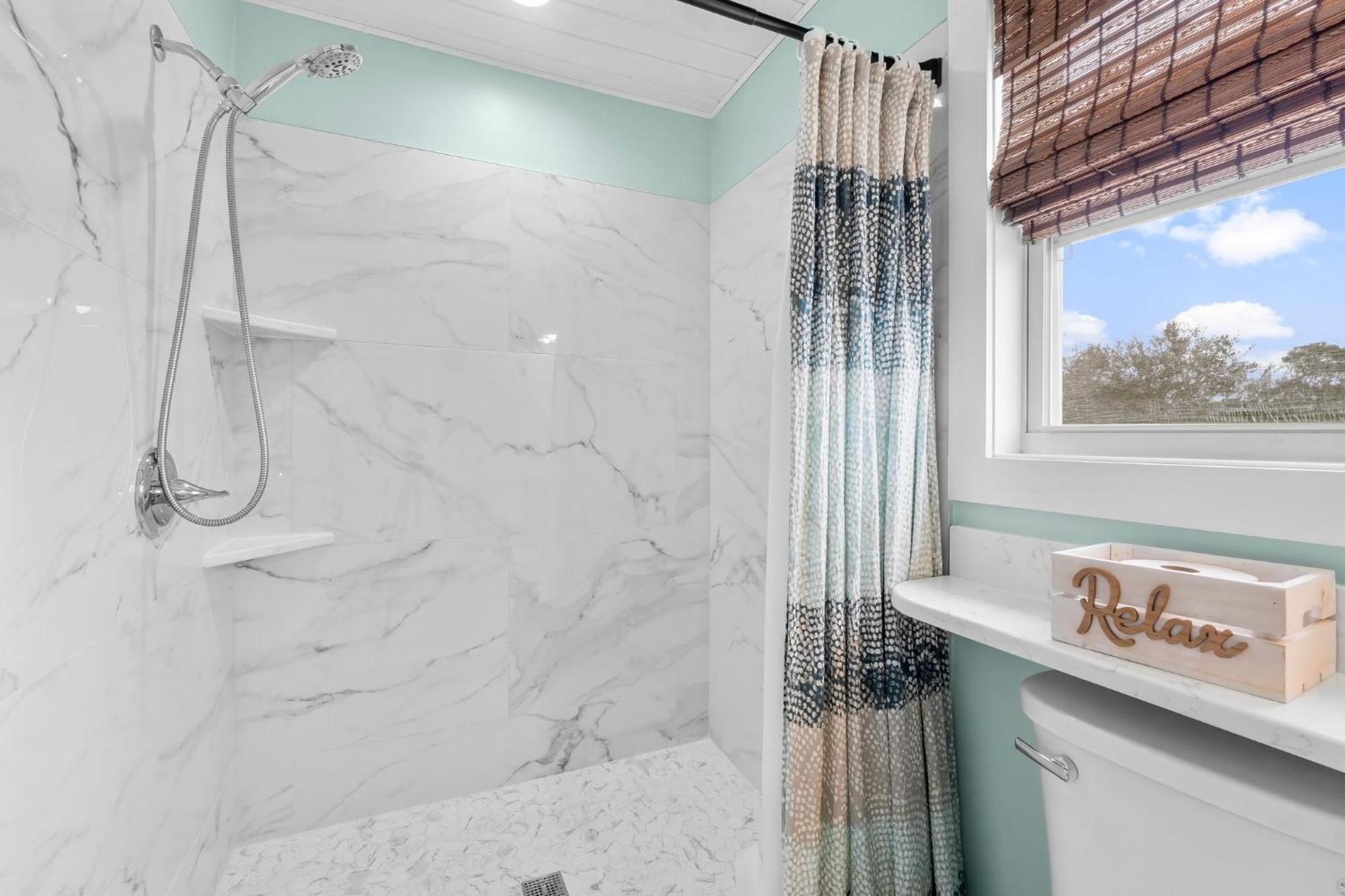 Two Bedroom House With Private Parking, Outdoor Shower And Holiday home
