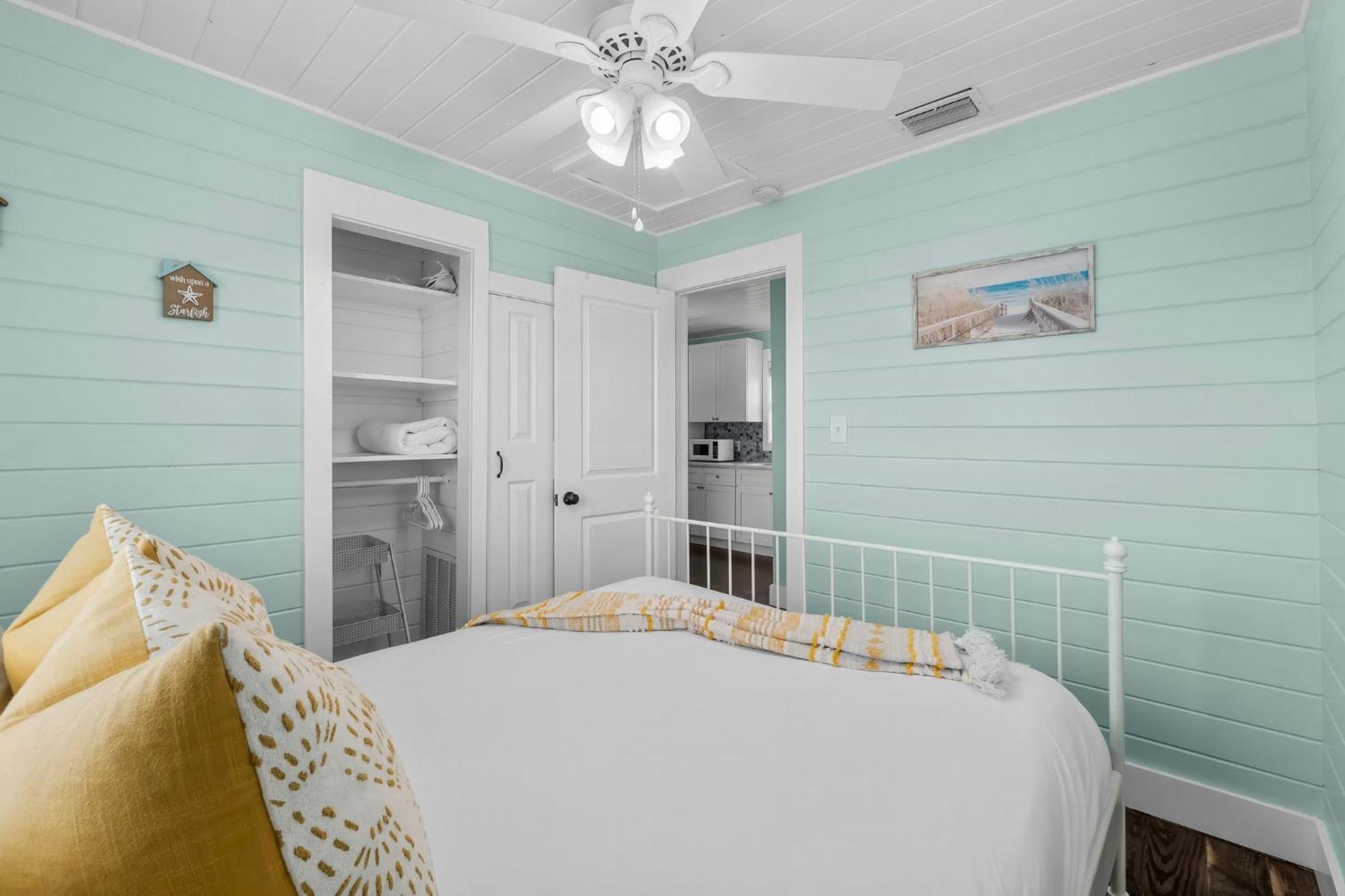 Two Bedroom House With Private Parking, Outdoor Shower And *
