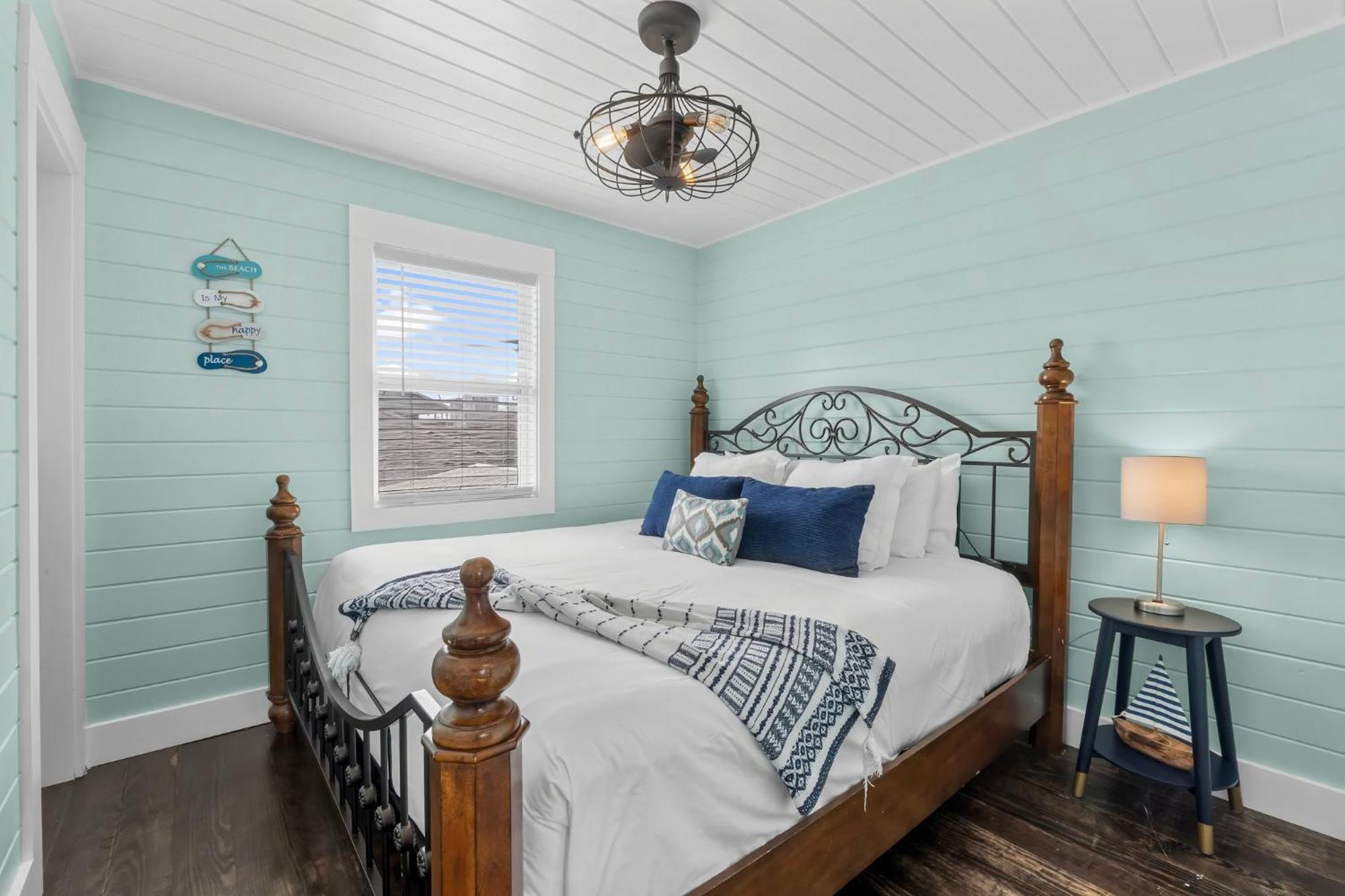 Two Bedroom House With Private Parking, Outdoor Shower And