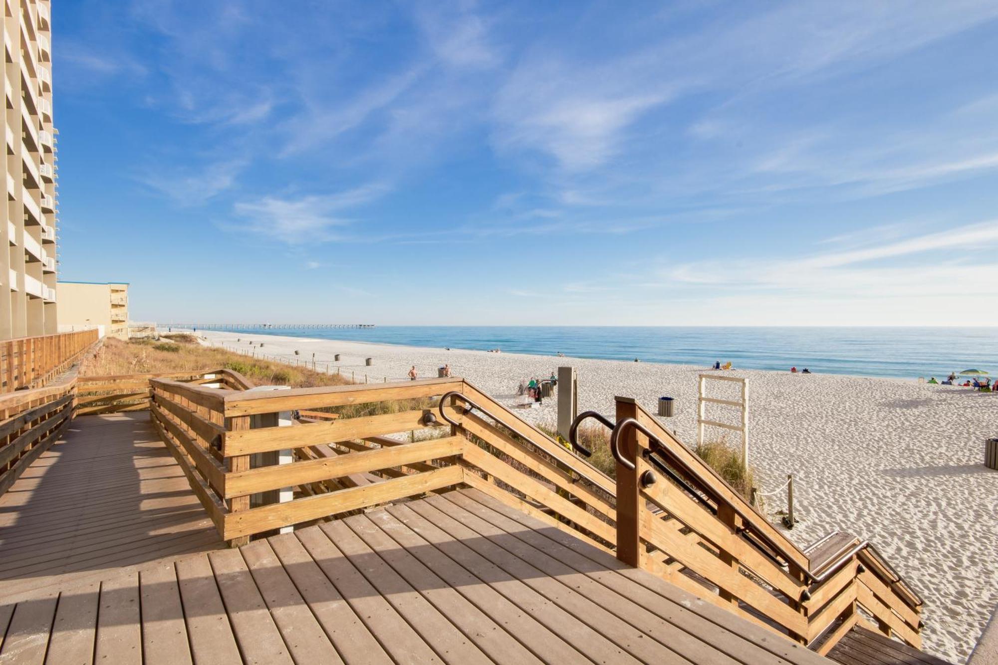 Holiday home Corner Unit! Views! Free Wifi! 3-bed, 3-bath! Sleeps 9!