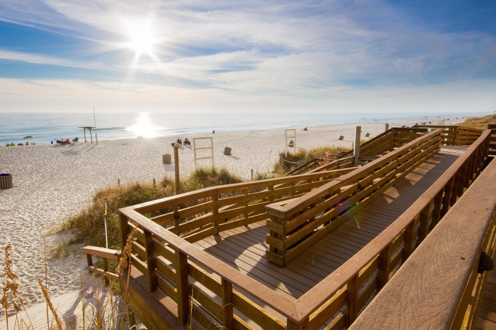 Holiday home Corner Unit! Views! Free Wifi! 3-bed, 3-bath! Sleeps 9!