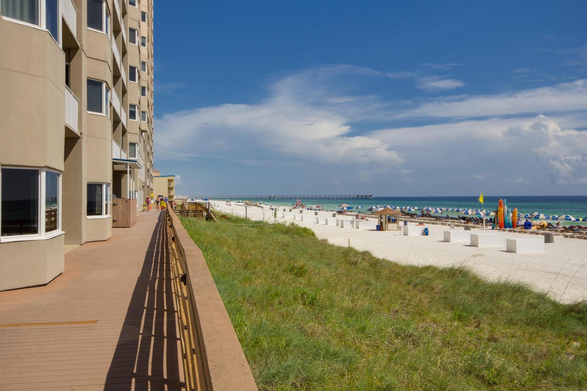 Corner Unit! Views! Free Wifi! 3-bed, 3-bath! Sleeps 9! Holiday home *