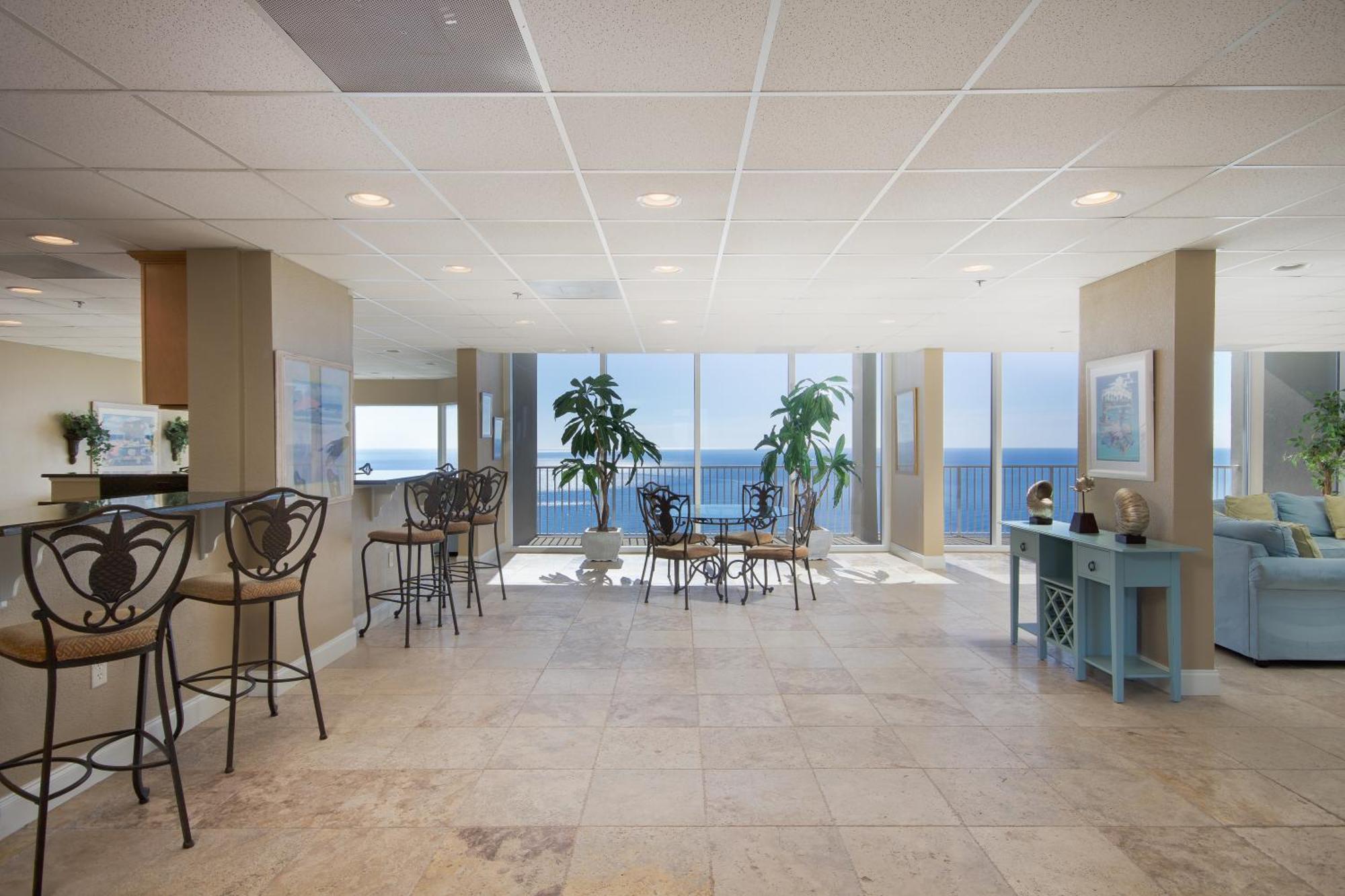 Corner Unit! Views! Free Wifi! 3-bed, 3-bath! Sleeps 9! * Panama City Beach