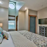 Beachcomber - Beachfront With Pool And Hot Tub - On The Beach!
