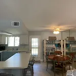 Sunny Daze, Desirable Kid Friendly Resort, 3 Minute Walk To The Beach, Resort Beachside Pool & Restaurant