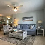 Sunny Daze, Desirable Kid Friendly Resort, 3 Minute Walk To The Beach, Resort Beachside Pool & Restaurant