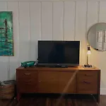 Surf Shack - Steps To The Beach, Lush Fenced Backyard Cottage