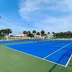 Pelican Walk 810
