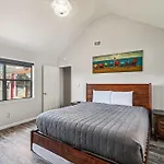 2340 Grand Oaks Ln Home