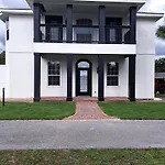 Vibrant Neworleans Style Retreat