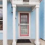 Dog And Kid Friendly Beach House - Private Yard & Deck - 3 Min Walk To Beach