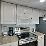 Edgewater Leeward 605