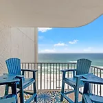 Coastal Hideaway: Cozy Beachfront Studio - Sleeps 4 With Stunning Views!