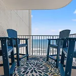 Coastal Hideaway: Cozy Beachfront Studio - Sleeps 4 With Stunning Views!
