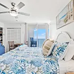 Coastal Hideaway: Cozy Beachfront Studio - Sleeps 4 With Stunning Views!