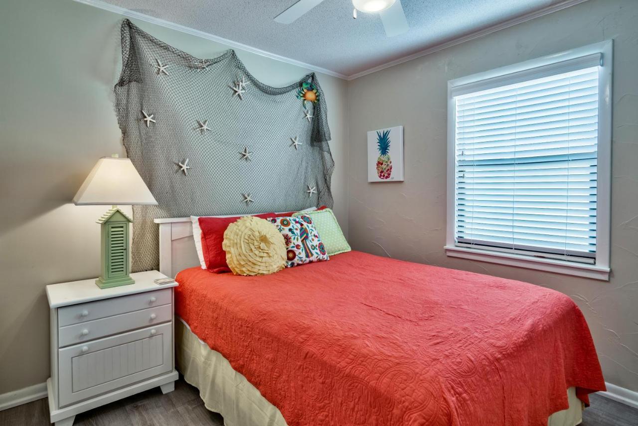 A View To Sea! West End! Sleeps 12! Hot Tub! *