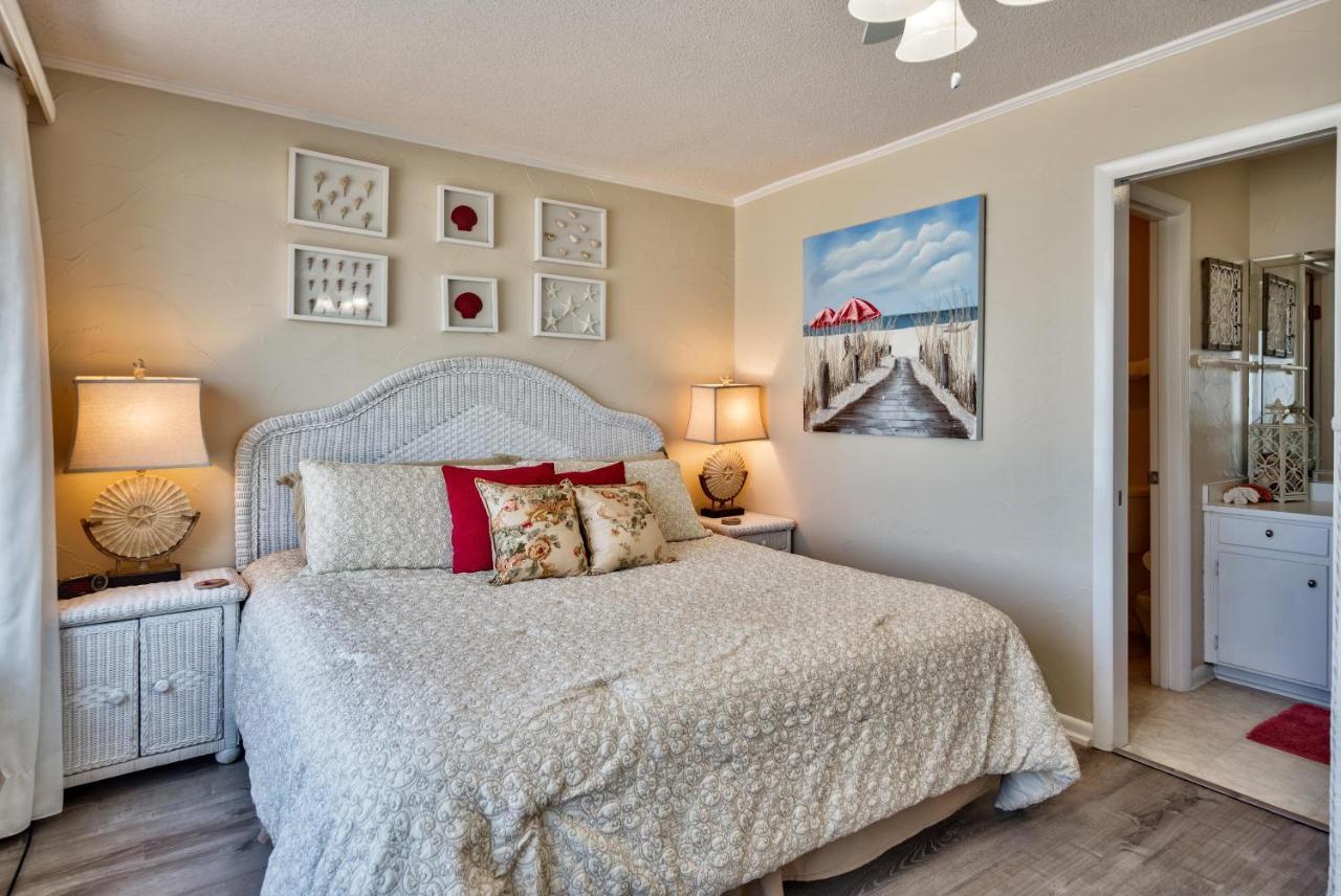 A View To Sea! West End! Sleeps 12! Hot Tub! *