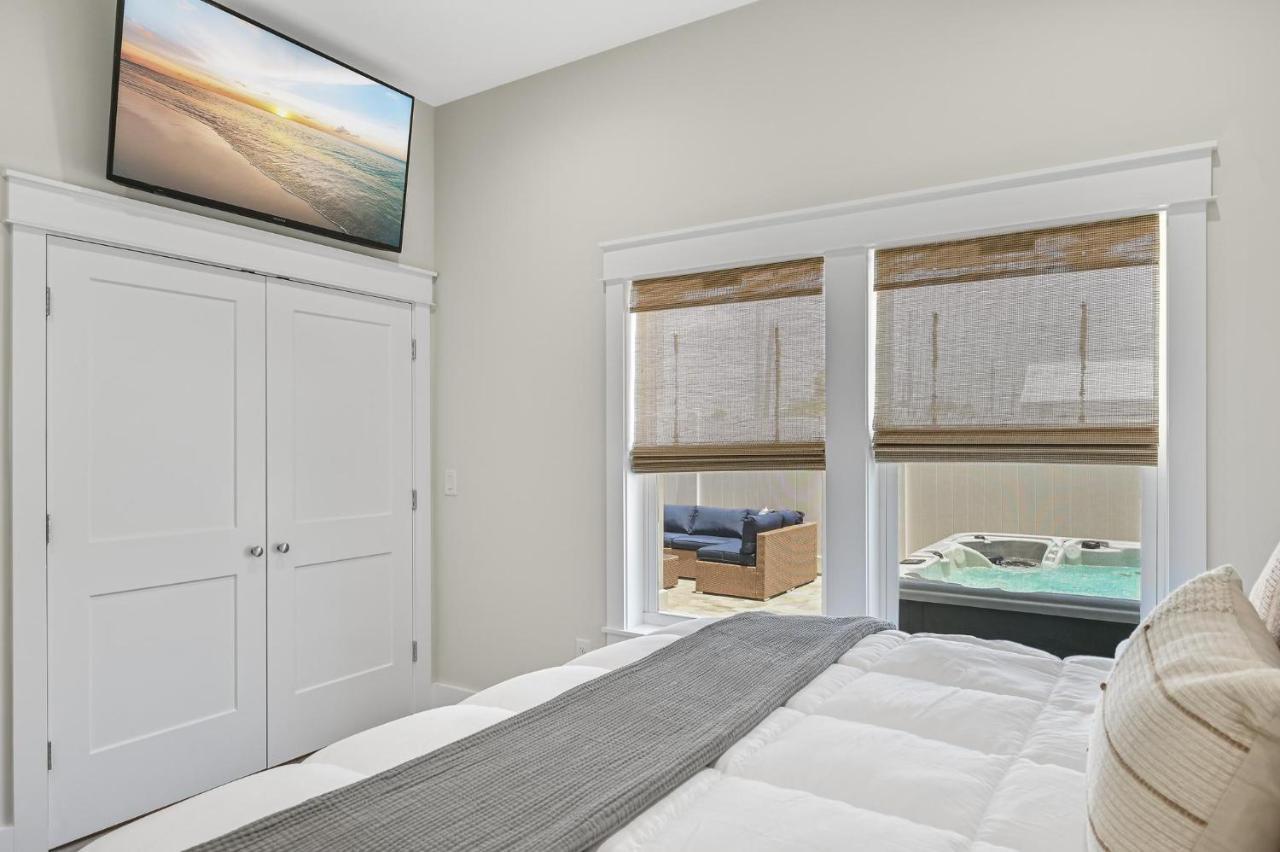 Holiday home Haven - Brand New - Private Pool- Just 300 Feet From The Beach!