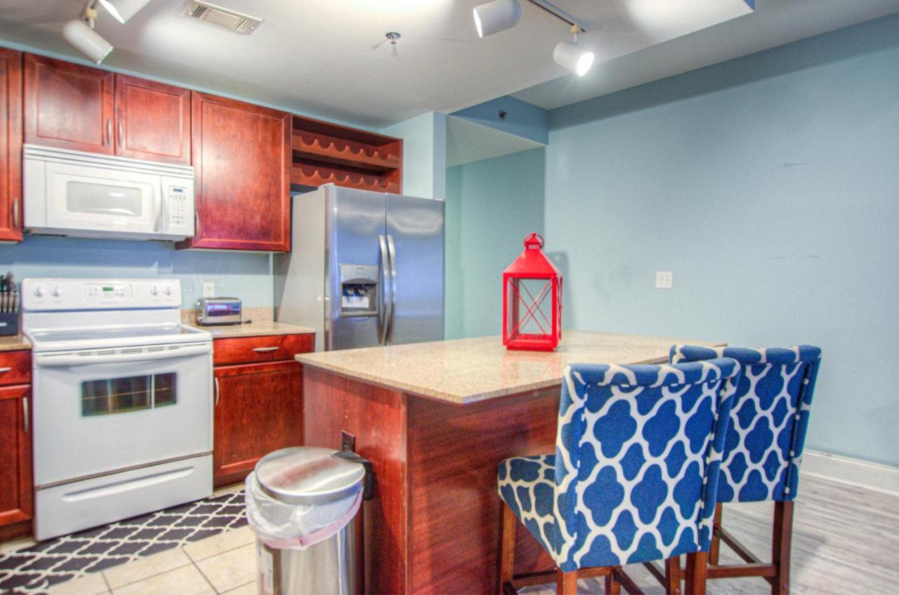 Laketown Wharf 831 By Aneliya