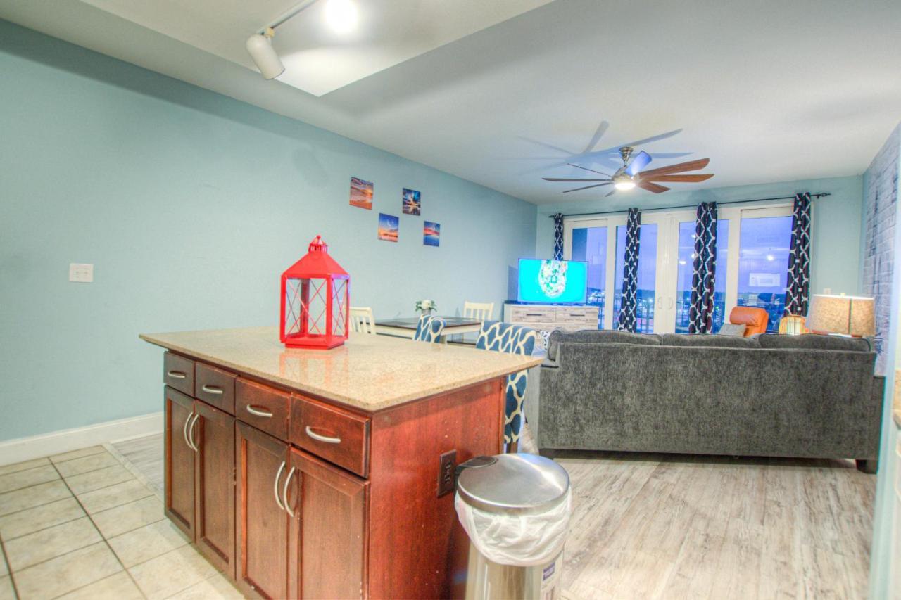 Laketown Wharf 831 By Aneliya