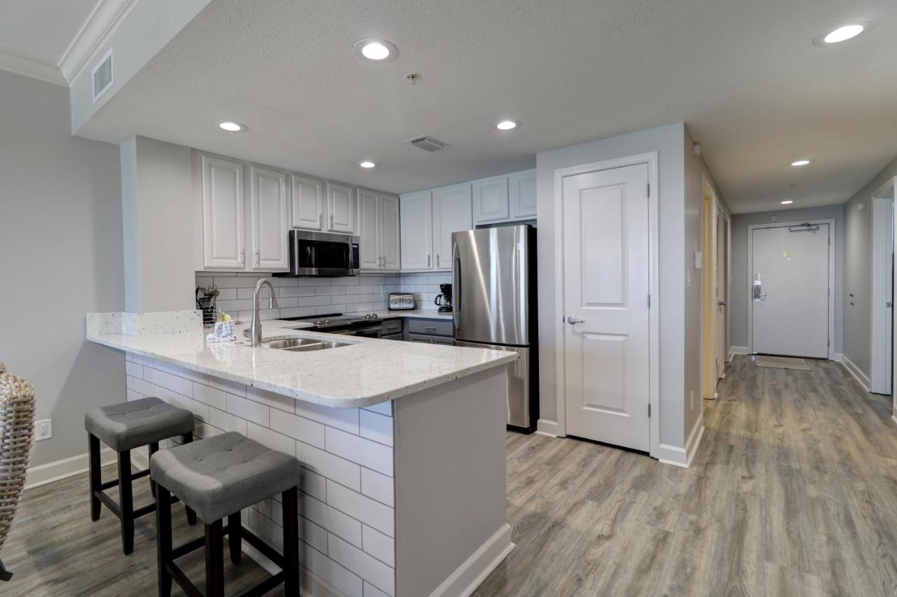 Gulf Front Master Suite! Directly On The Beach! 3 Bedroom / 2 Ba! Sleeps 8! Holiday home