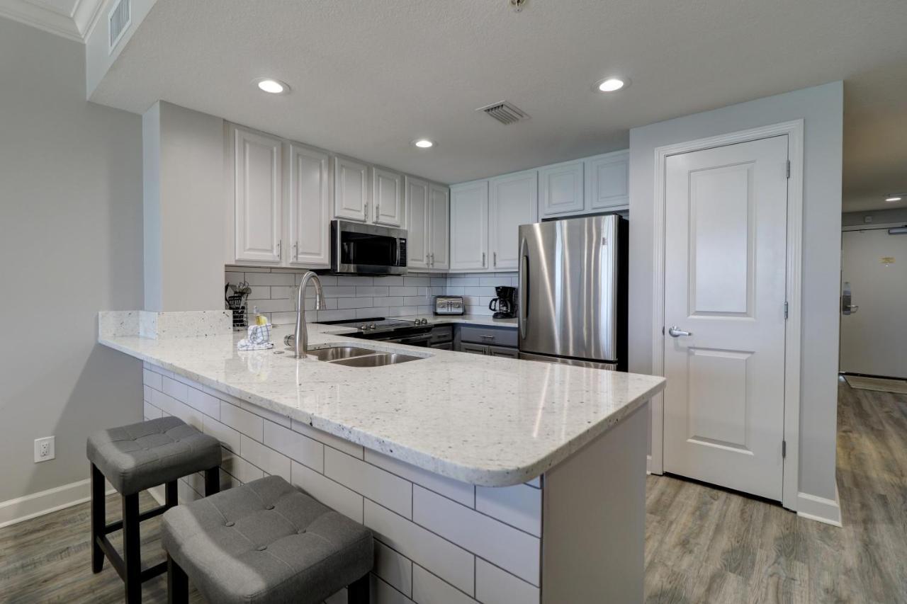 Gulf Front Master Suite! Directly On The Beach! 3 Bedroom / 2 Ba! Sleeps 8! Holiday home