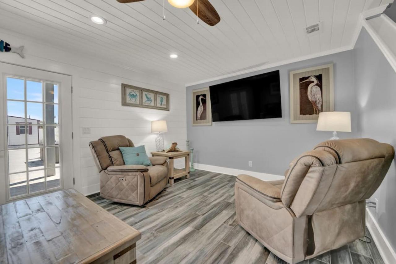 Dog Friendly 2 Bedroom Townhome With Hot Tub And Walking Distance To