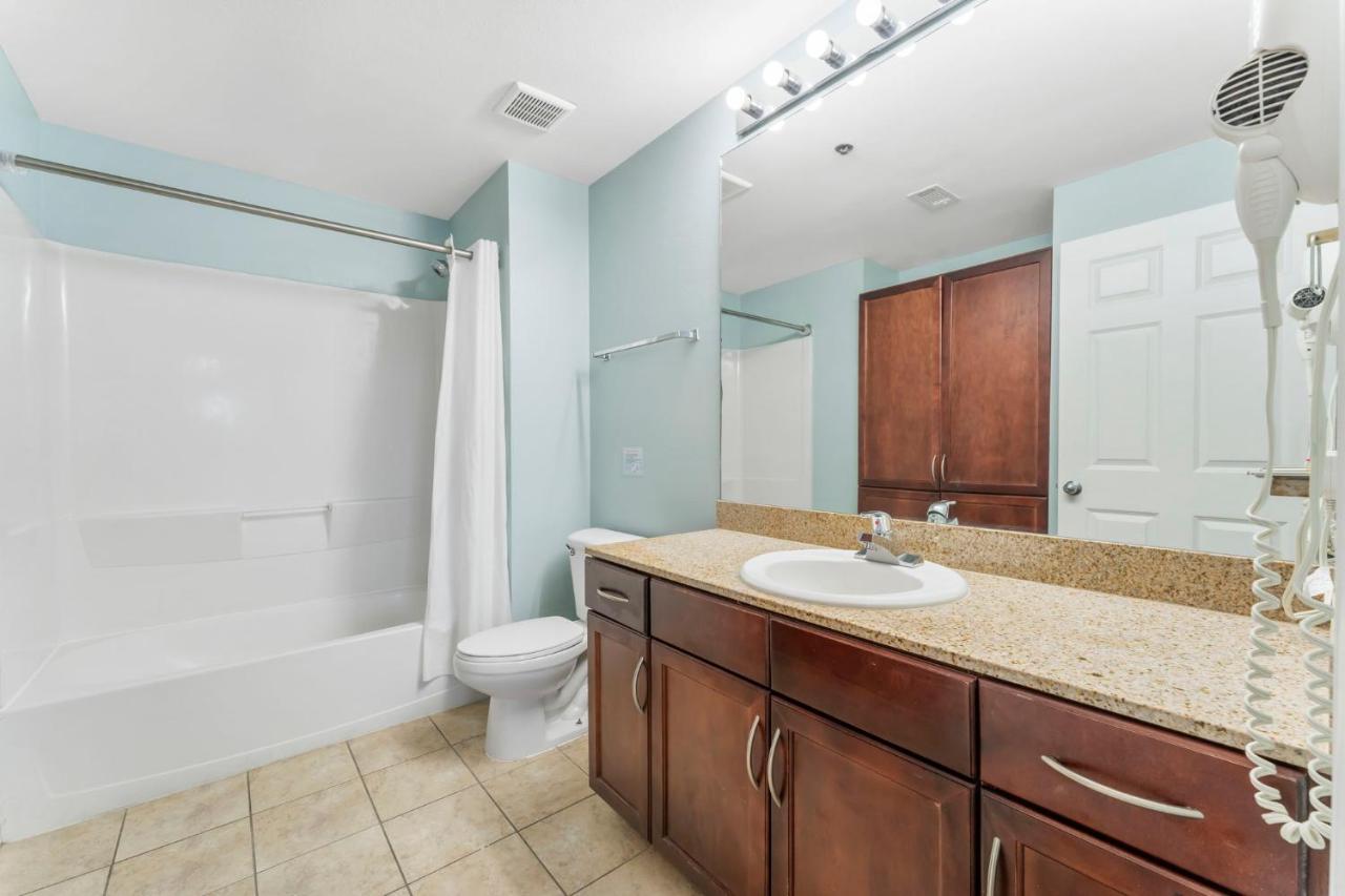 Laketown Wharf 1921 Apartment