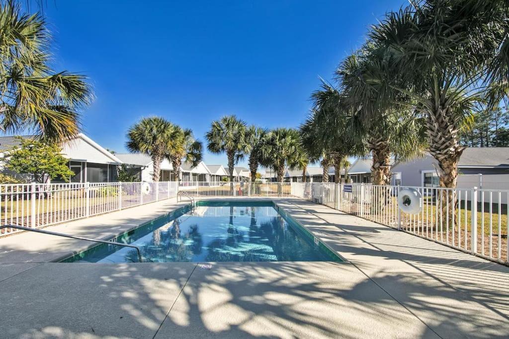 Holiday home Walk 2 2pools & Front Back Covered Area Kids Rm *