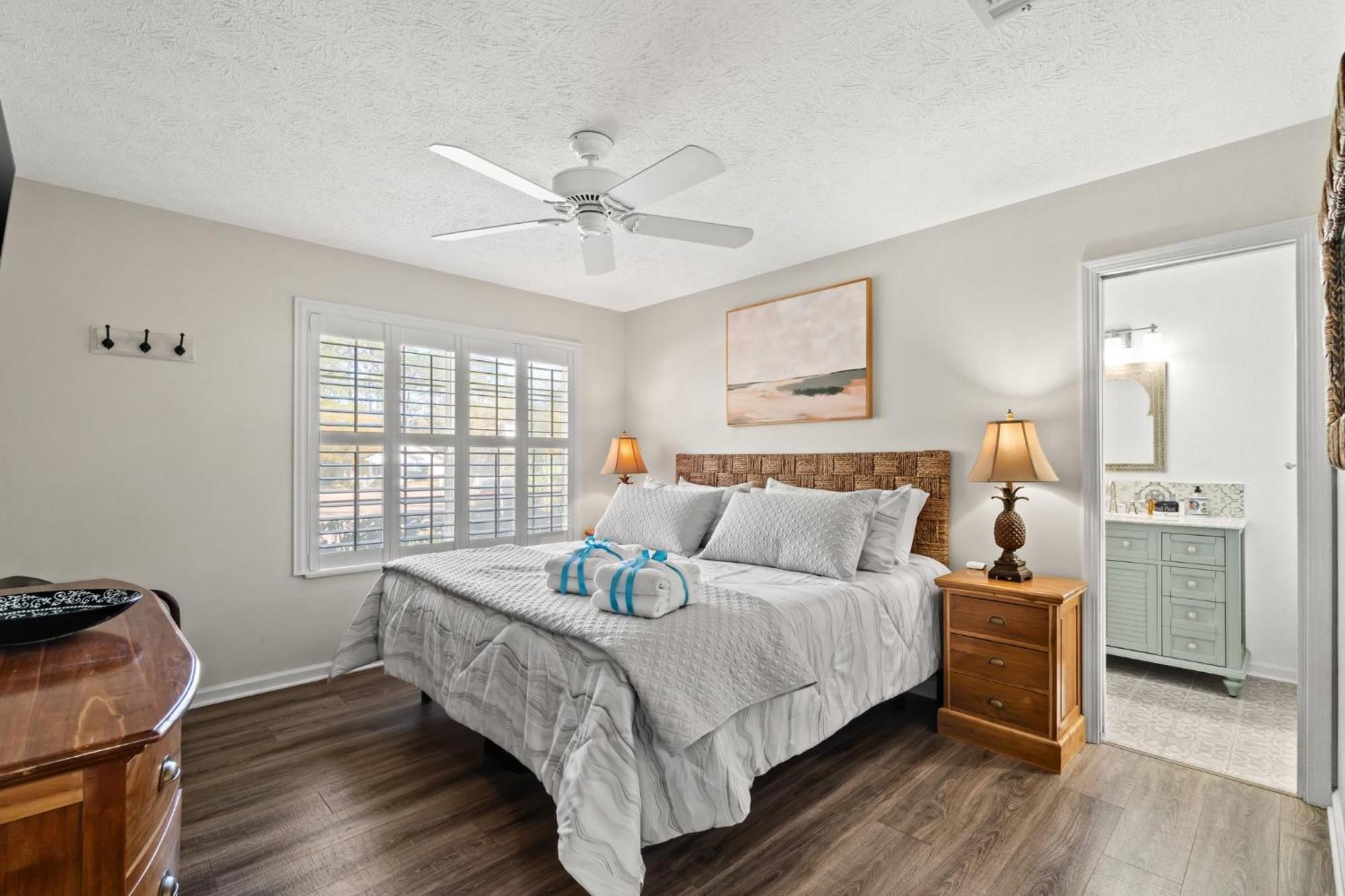 Holiday home Contemporary / West End Pcb / Available Now! / Perfect For Family