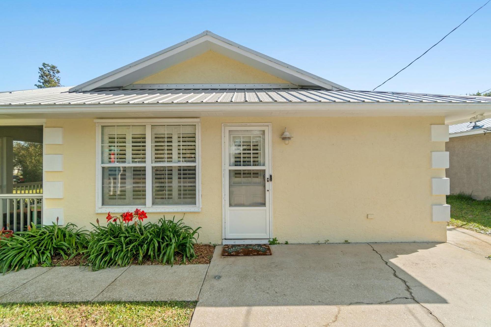 Contemporary / West End Pcb / Available Now! / Perfect For Family Holiday home *
