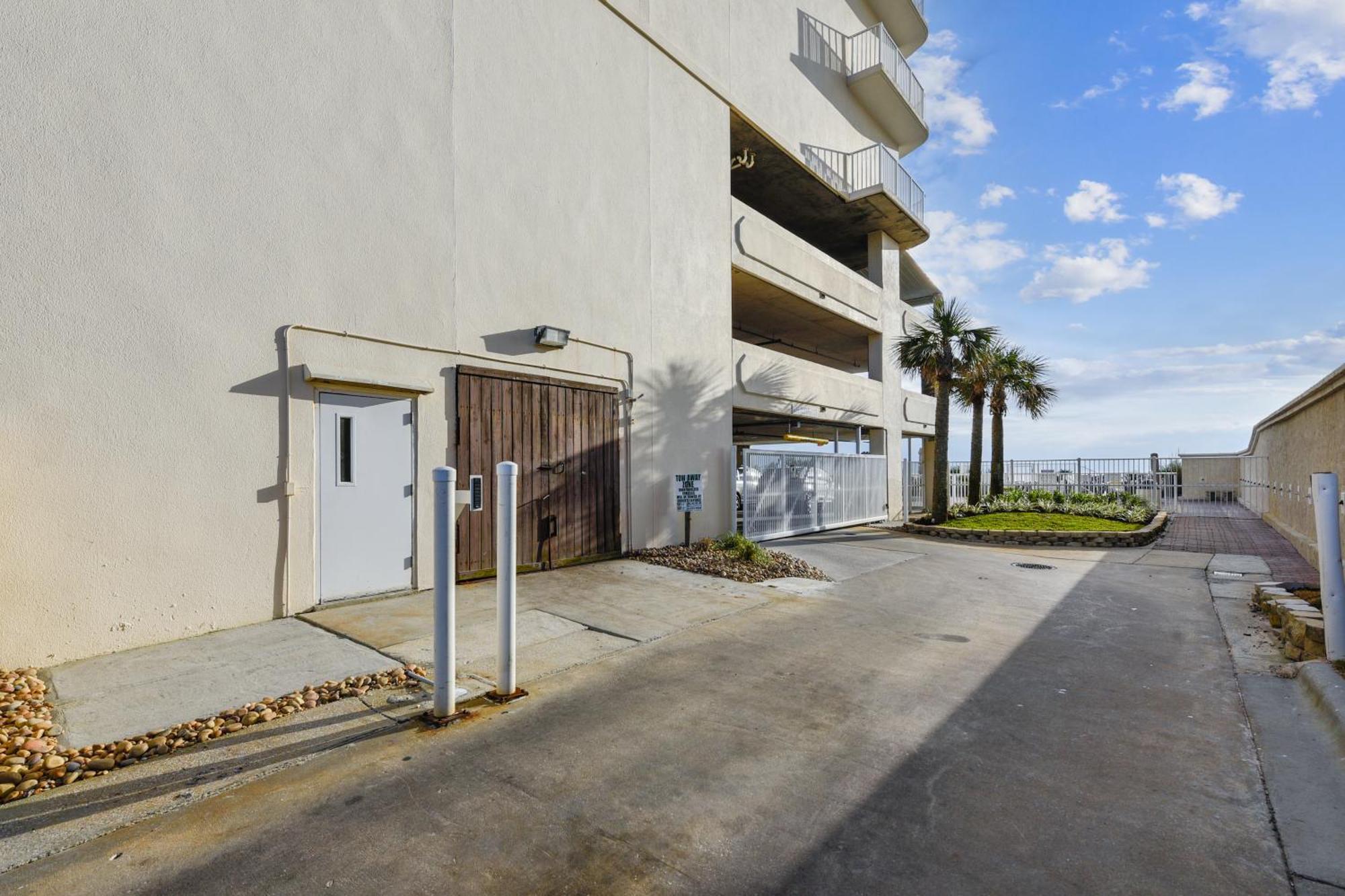 Twin Palms #1404 By Book That Holiday home *