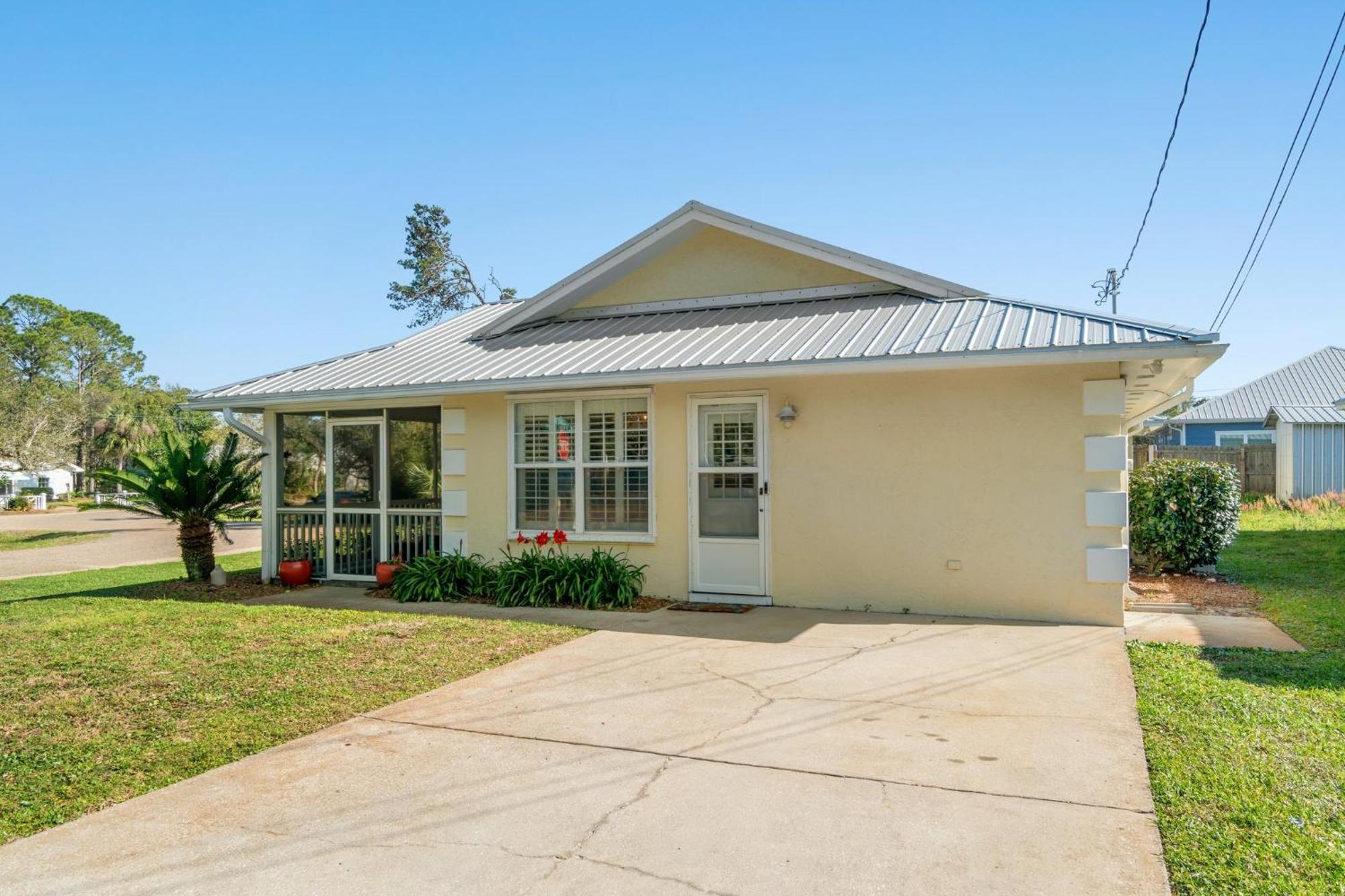 Contemporary / West End Pcb / Available Now! / Perfect For Family *