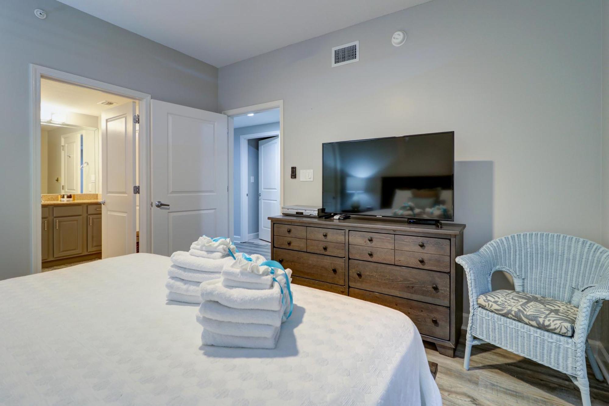 Gulf Front Master Suite! Directly On The Beach! 3 Bedroom / 2 Ba! Sleeps 8! *