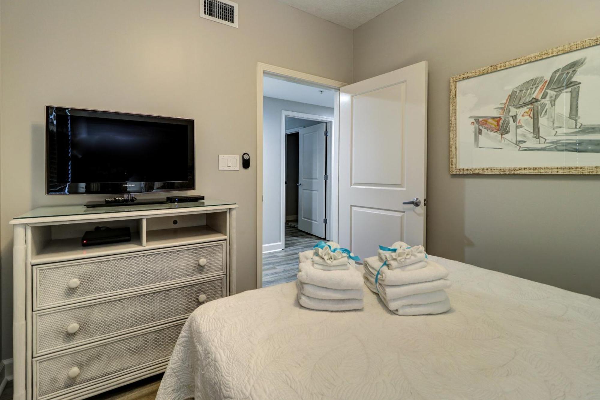 Gulf Front Master Suite! Directly On The Beach! 3 Bedroom / 2 Ba! Sleeps 8! Holiday home Panama City Beach