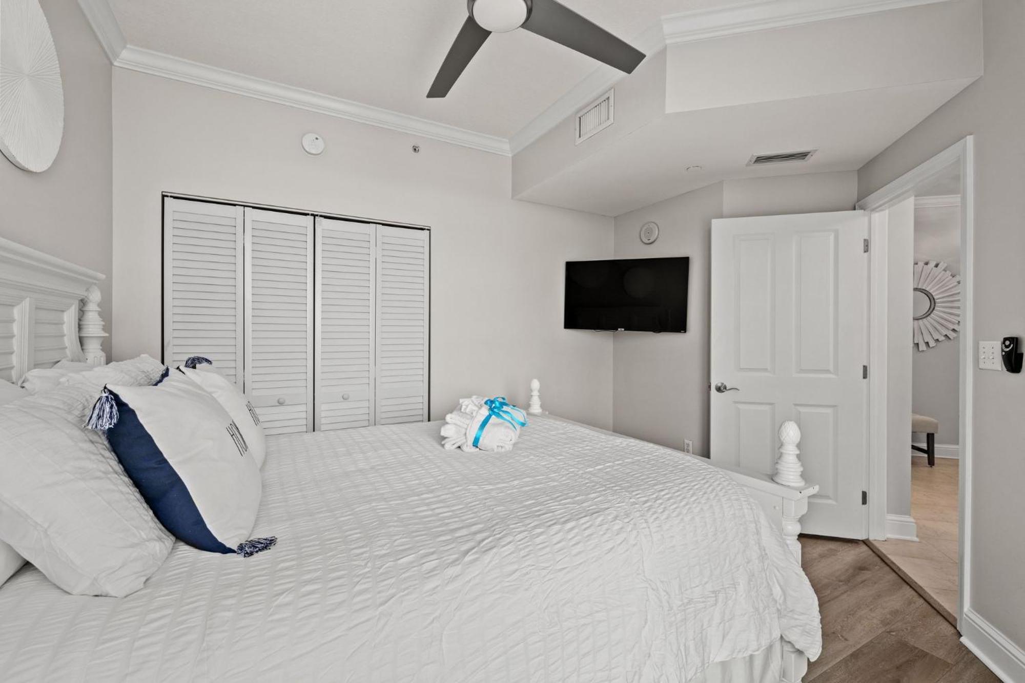 Luxury Beachfront W/ 2 Balconies! Sleeps 8! Walk To Pier Park!